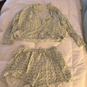 Green pajamas set